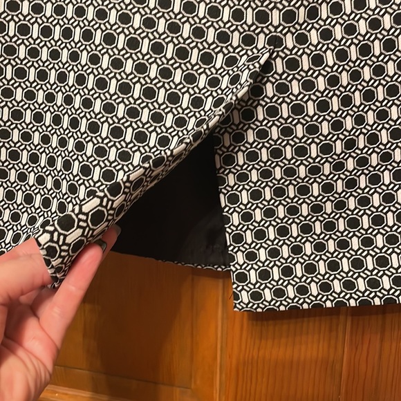 Beautiful black and white mid-length skirt. Perfect for the office. - Picture 4 of 5